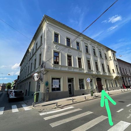 Poppys Apartment Arad Exterior foto