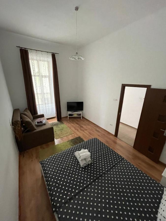 Poppys Apartment Arad Exterior foto