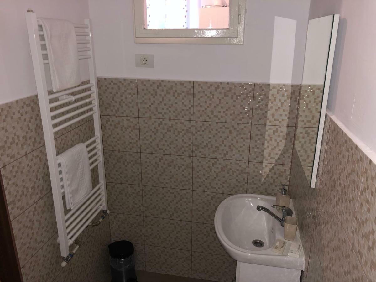 Poppys Apartment Arad Exterior foto